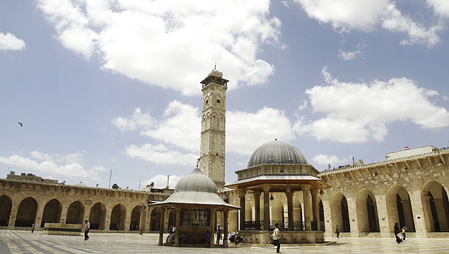 Turistas visitam a Grande Mesquita, na cidade sria de Aleppo; pas teve queda no turismo