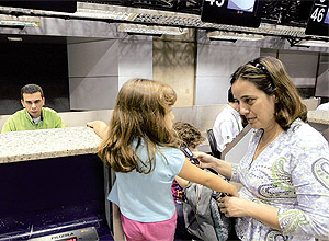 A consultora de operações Elaine Lopes e as filhas no balcão de check-in da Webjet antes de embarcarem para o Rio