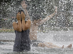 Menina se refresca em fonte de gua de Moscou, na Rssia, durante a onda de calor que atingiu o pas em julho de 2010