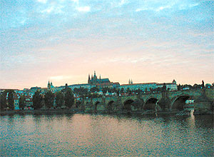 O rio Moldava, com vista para o castelo de Praga, capital da Repblica Tcheca