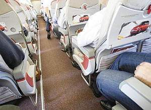 Passageiros sentados em poltrona do avio da TAM entre So Paulo e Rio de Janeiro; promotoria quer aumento de espao