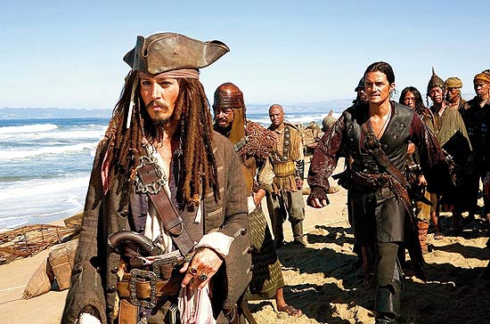 O capitão Jack Sparrow (esq.), personagem interpretado pelo ator Johnny Depp, em cena de "Piratas do Caribe 3: No Fim do Mundo"