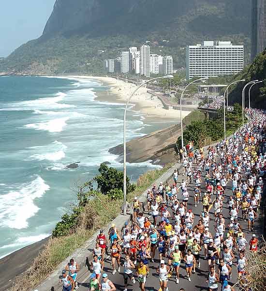 Em prova no Rio de Janeiro, corredores passam por So Conrado