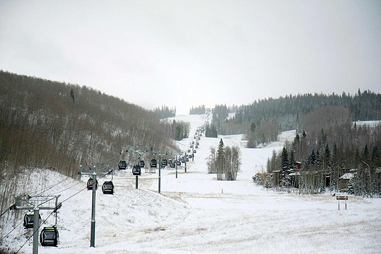 Paisagem nevada no resort Aspen/Snowmass (Colorado, EUA)