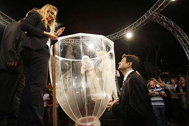 Primeiro-ministro da Cultura do Líbano Salim Warde (direita) assiste oficial do Guinness Book Elizabitte Smith medir altura de taça