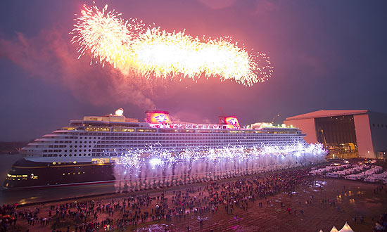 Navio Disney Dream é exibido em fim de construção e celebrado com fogos de artifício