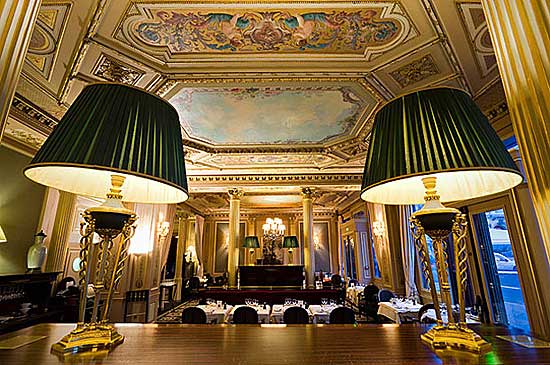 Histórico Café de la Paix, em frente à Opera de Paris
