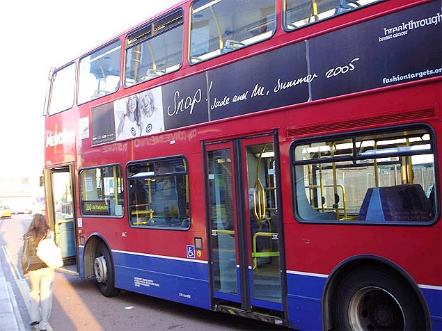 Ônibus de dois andares em Londres, um dos símbolos da cidade