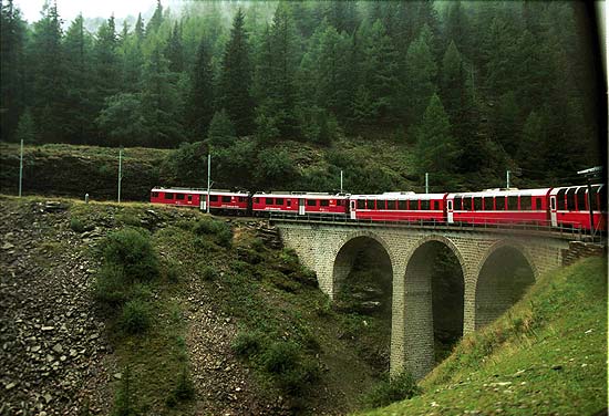 O Bernina Express, que atravessa os Alpes desde 1910, passa por ponte no interior da Sua