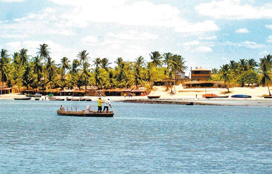 Jangadeiros navegam prximo  praia de Jericoacoara, em Fortaleza, no Cear