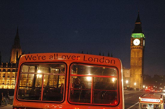 Ônibus turístico em Londres, com torre do Big Ben ao fundo; cidade se prepara para as Olimpíadas