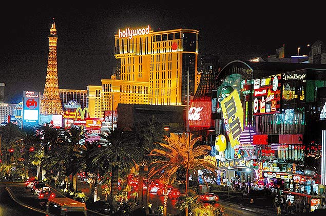 Luzes na avenida Strip, em vista noturna de Las Vegas, nos Estados Unidos