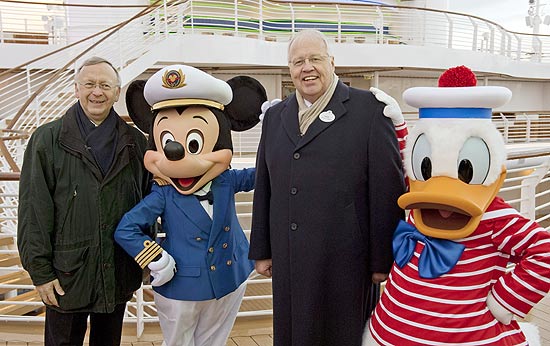 "Capito" Mickey e marinheiro Donald com oficiais da Disney Cruise e construtora Meyer, em cerimnia de entrega