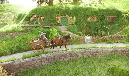 Gandalf chega à Vila dos Hobbits em cena do filme "O Senhor dos Anéis: A Sociedade do Anel"