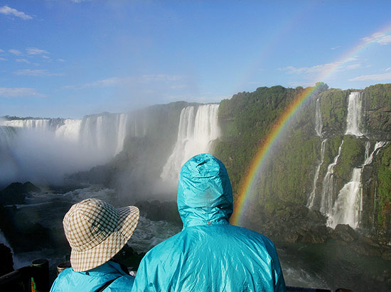 Casal de turistas observa as cataratas do Parque Nacional do Iguau, em Foz do Iguau (PR), o mais visitado no Brasil ao lado do da Tijuca, no Rio