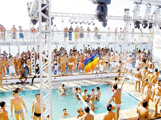 Gays se divertem em torno de piscina em cruzeiro feito só para eles, em Florianópolis (SC)
