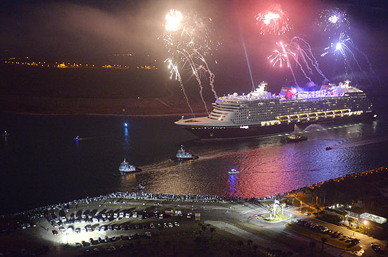 Fogos de artifcio so lanados em comemorao  chegada do Disney Dream em Port Canaveral, Flrida