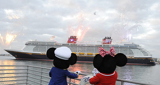 Mickey Mouse e Minnie Mouse do as boas-vindas ao navio Disney Dream em Port Canaveral, Flrida