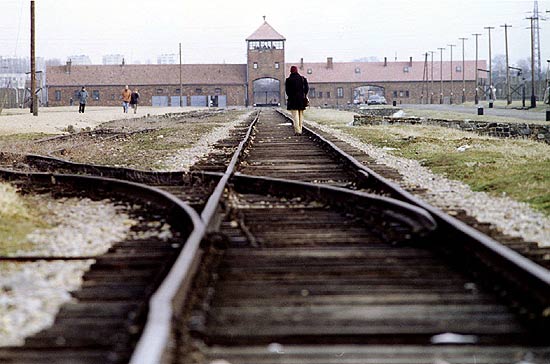 Estrada de ferro leva  entrada principal do campo de concentrao de Auschwitz-Birkenau 