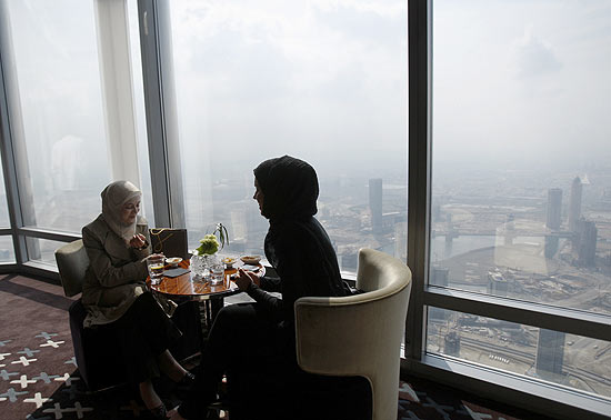 Mulheres sentadas a uma mesa durante abertura do restaurante At.Mosphere, no edifício Burj Khalifa, em Dubai