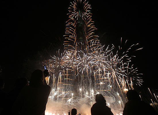 Fogos de artifício em redor do edifício Burj Khalifa, o mais alto do mundo