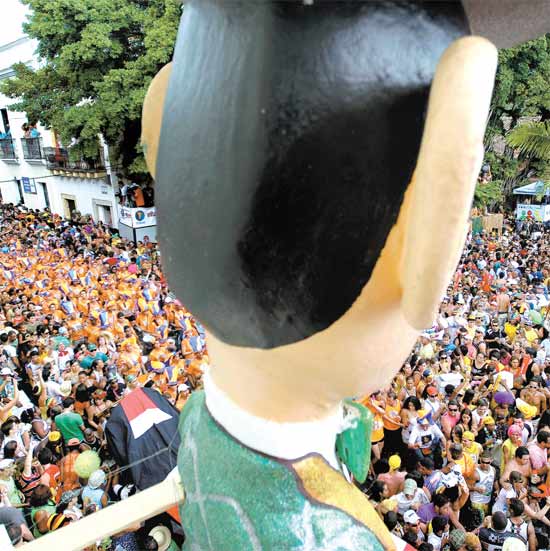 Um dos tradicionais bonecos gigantes que atraem folies para o Carnaval pernambucano