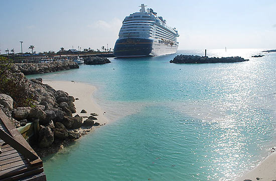 Navio Disney Dream ancorado na ilha particular da Disney Castaway Cay, nas Bahamas