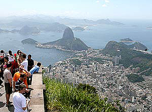 Turistas no morro do Corcovado observam o Rio de Janeiro