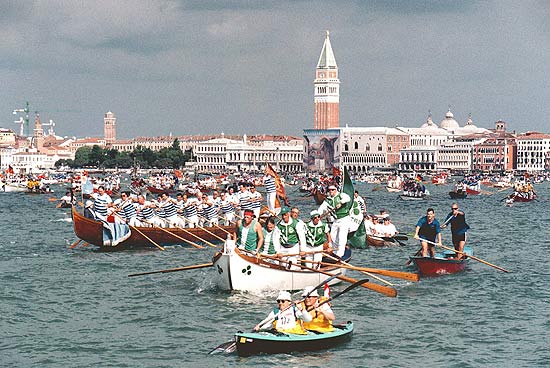 Centenas de barcos a remo, de canoas a gôndolas, participam da tradicional corrida "Vogalonga" em Veneza