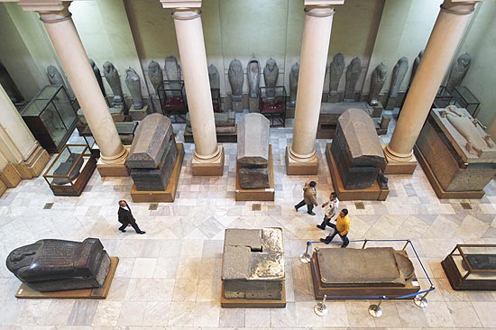 Visitantes caminham pelo Museu Egípcio, no Cairo, um dos locais que reabriram neste fim de semana