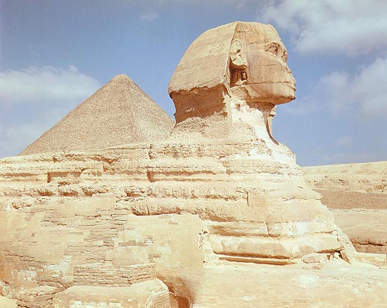 Grande Esfinge e pirmide de Quops, em Giz, no Egito; monumento no  ameaado por guas subterrneas