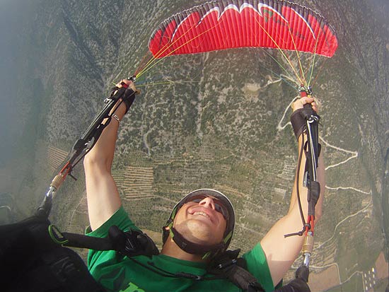 O francs Tim Alongi, praticante de parapente (paraglide)