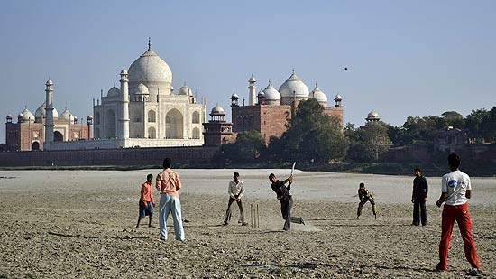 Meninos jogam cricket perto do Taj Mahal em Agra, na ndia