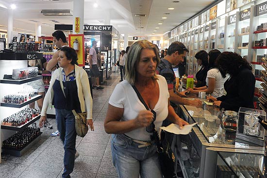 Clientes brasileiros escolhem mercadorias em loja duty-free em Rivera, a 500 km a nordeste de Montevidéu, Uruguai