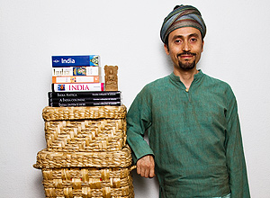 Joao Vieira, com roupas e cestas de viagem típicas indianas