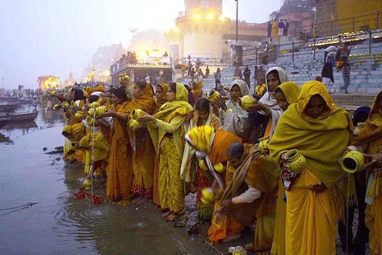 Mulheres hindus à beira do rio Ganges em Varanasi; cidade se destaca por rituais no rio
