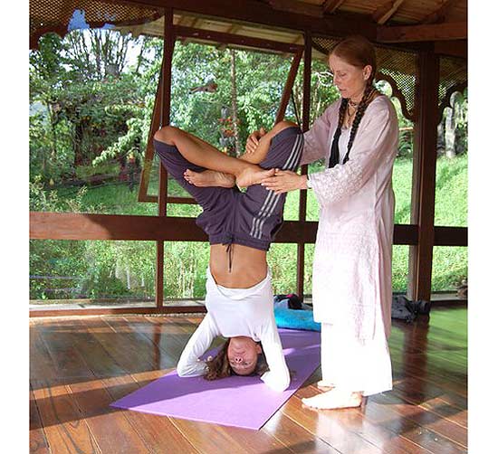 Regina Shakti (dir.) ensina em seu ashram em Campos do Jordão (SP)