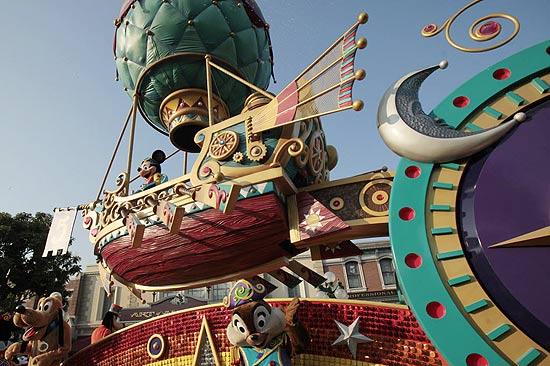 Ator caracterizado como Mickey no desfile "Flights of Fantasy Parade", no parque da Disney em Hong Kong