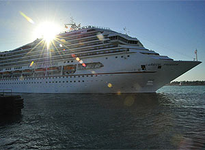 Navio Carnival Freedom, da Carnival Cruise Lines, saindo do porto de Key West, Flórida, em 21 de fevereiro de 2011