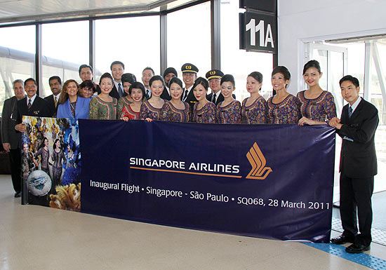 Equipe celebra primeiro voo da aérea Singapore Airlines no Brasil