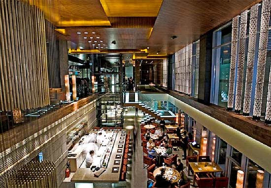 Bar e restaurante Zuma, com cozinha típica japonesa em Dubai, incluindo a bebida yoshi nura