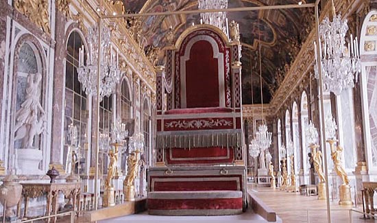 Trono em exposio no Palcio de Versalhes  rodeado por decorao apropriada
