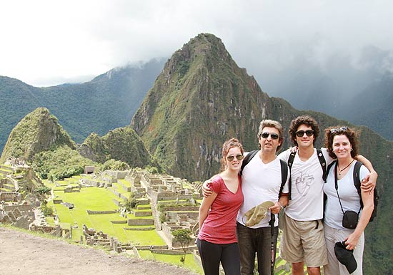 Ator argetino Ricardo Darn (segundo  esquerda), com esposa e filhos, em visita s runas de Machu Picchu