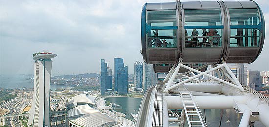 Vista de cima da Singapore Flyer,a maior roda-gigante do mundo, com1 65 metros