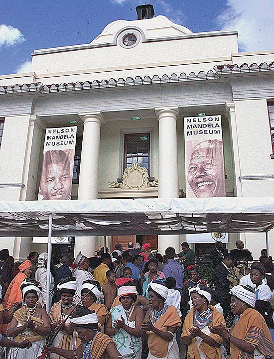 Sul-africanos reúnem-se em frente ao Museu Nelson Mandela, em Umtata, durante sua cerimônia de abertura
