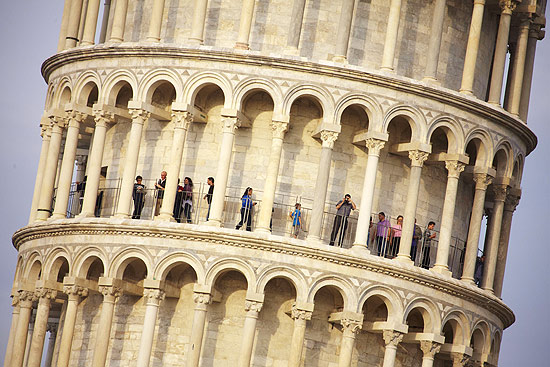Turistas visitam a torre inclinada de Pisa, sem os andaimes que a cobriam, com o fim das obras de 20 anos