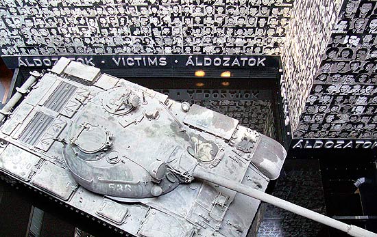Tanque T-34 sovitico boia sobre fossa de leo na Casa do Terror, que tem estilo neorrenascentista