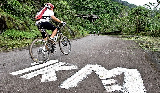 No final de 2009, ciclistas testam a viabilidade da rota cicloturstica Mrcia Prado, que une Graja a Santos