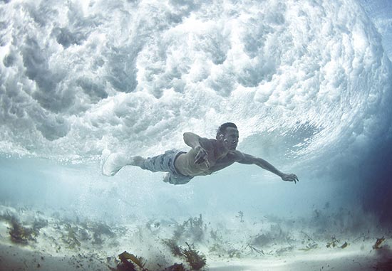 Um fotógrafo australiano se especializou em capturar no fundo do mar imagens do movimento de surfistas e banhistas