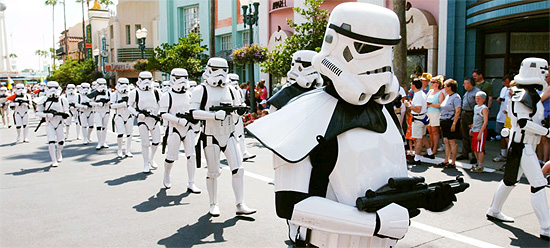 Legião de stormtroopers no parque temático Disney´s Hollywood Studios, durante evento anual "Star Wars"